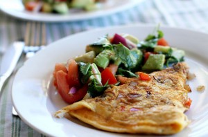 omelete com salada de abacate